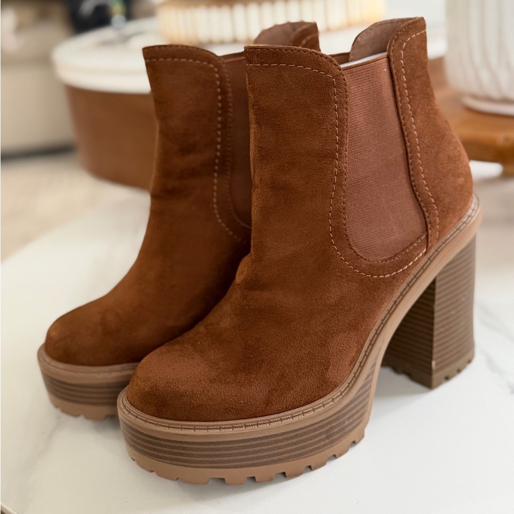 SZ 8 Soda Think Brown Faux Suede Platform Lug Boot